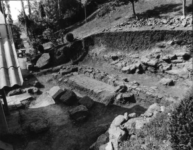 The pavement of Roman bricks in the church parvis, archeological works in 1988